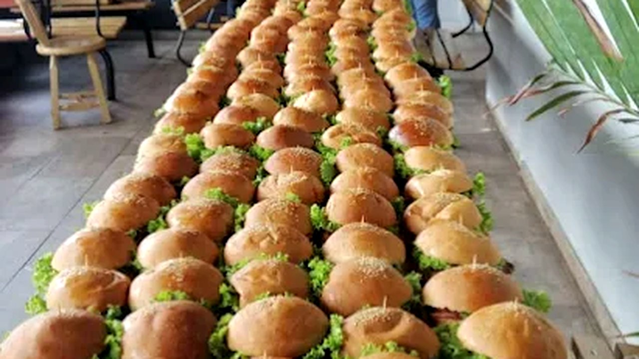 El equipo Mc Konan con producción masiva de hamburguesas